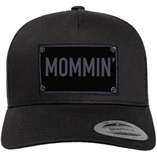 Mommin' Trucker Hat in black